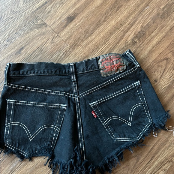 LEVI’S BLACK Cutoff shorts - Picture 3 of 4